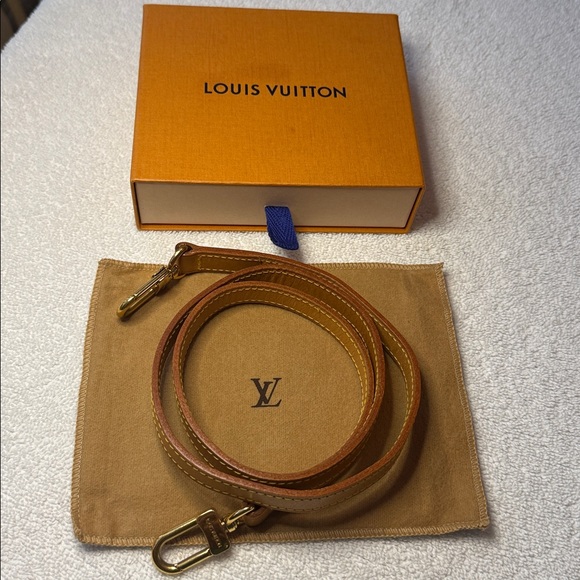 Louis Vuitton Handbags - Louis Vuitton Beige Leather Crossbody Strap
Gold Clasp with box and dust bag